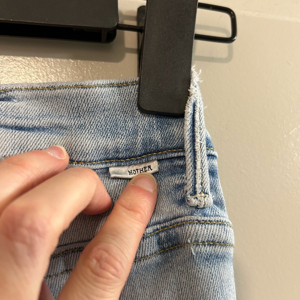 MOTHER The Insider Crop Step Chew light wash jeans - Picture 7 of 9